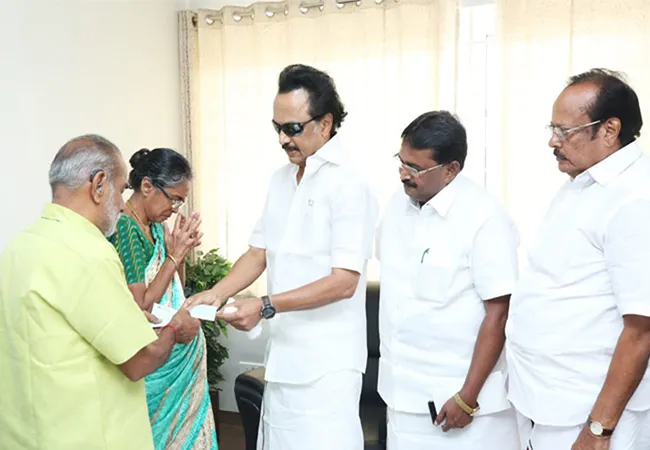 COIMBATORE INCIDENT DMK PRESIDENT MK STALIN MEET RAJASHWARI AT HOSPITAL 